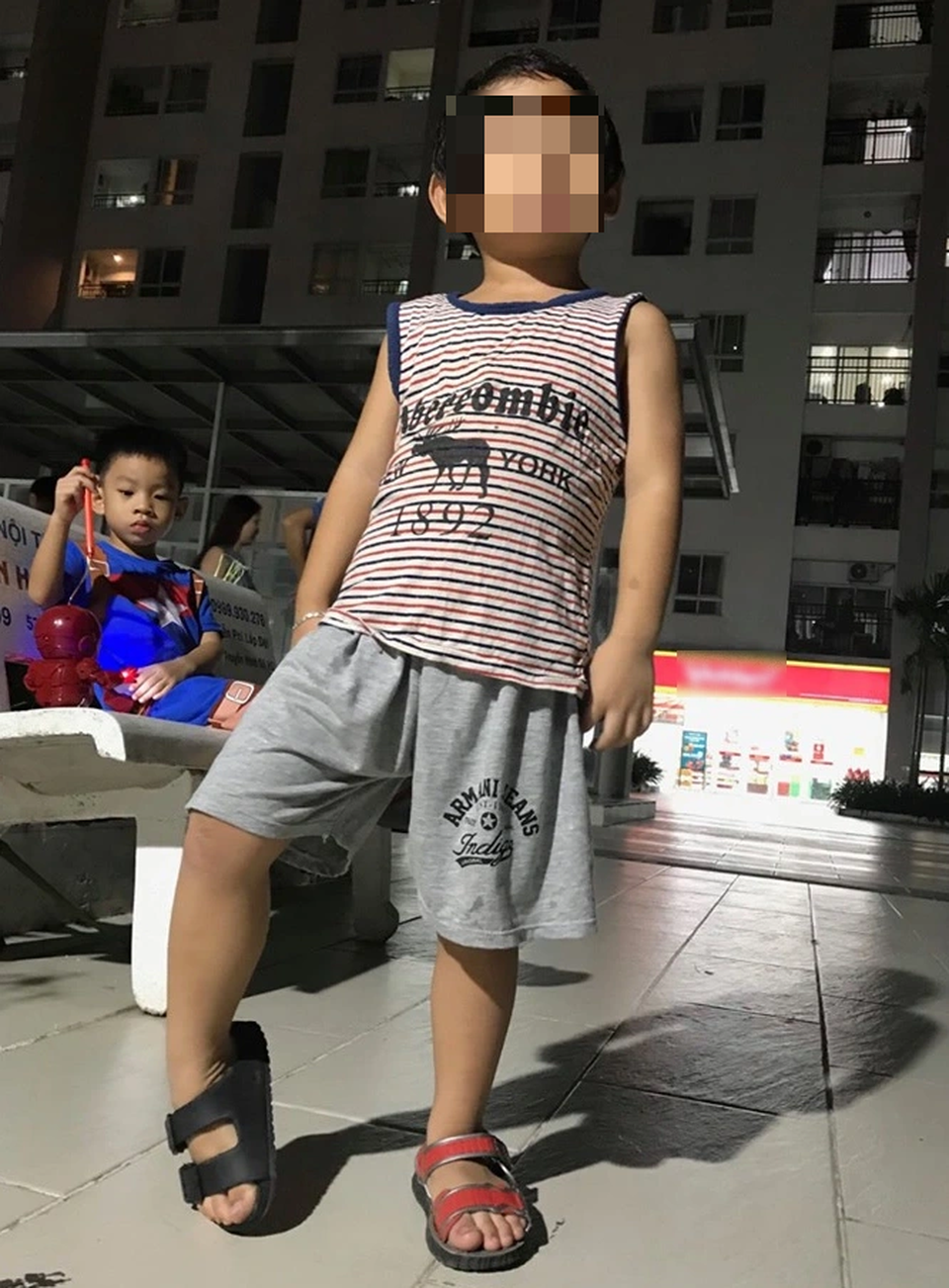 Du khách cười mếu vì sang Hong Kong... mua giày hai chiếc hai màu - 5 Du khách cười mếu vì sang Hong Kong... mua giày hai chiếc hai màu - 5