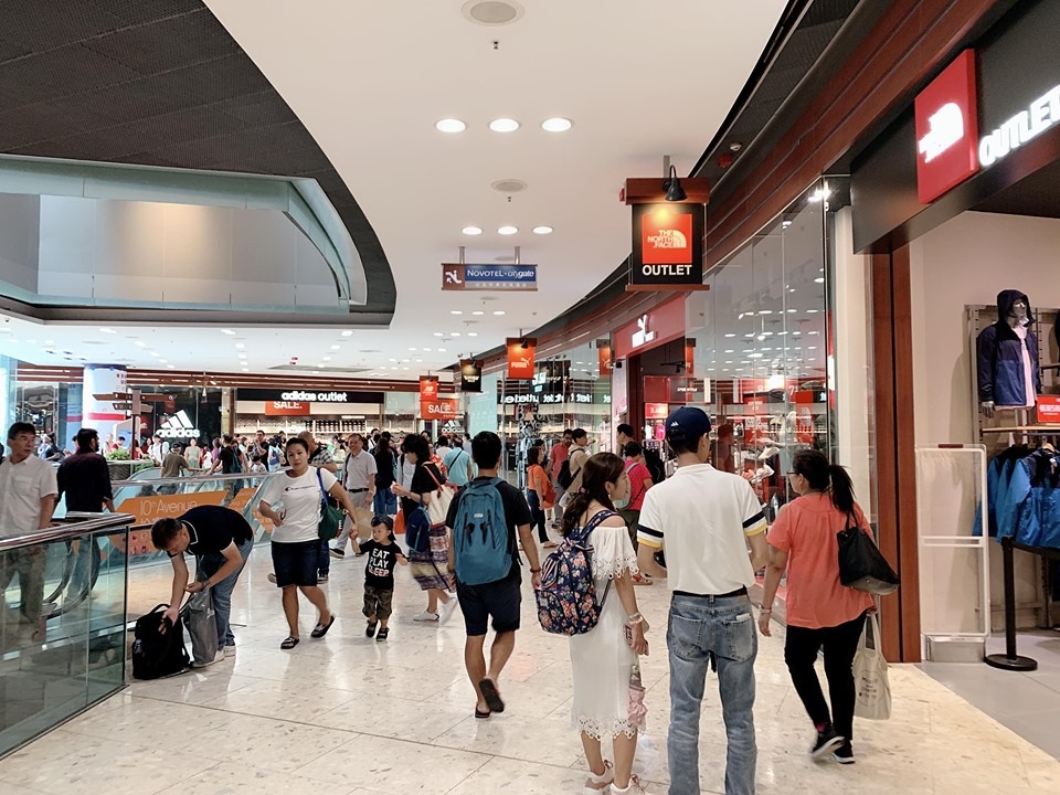 Du khách cười mếu vì sang Hong Kong... mua giày hai chiếc hai màu - 3 Du khách cười mếu vì sang Hong Kong... mua giày hai chiếc hai màu - 3