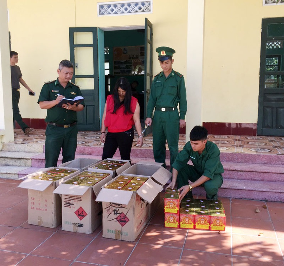 Bắt giữ 2 đối tượng vận chuyển hơn 1 tạ pháo lậu từ Trung Quốc về Việt Nam - 1 Bắt giữ 2 đối tượng vận chuyển hơn 1 tạ pháo lậu từ Trung Quốc về Việt Nam - 1