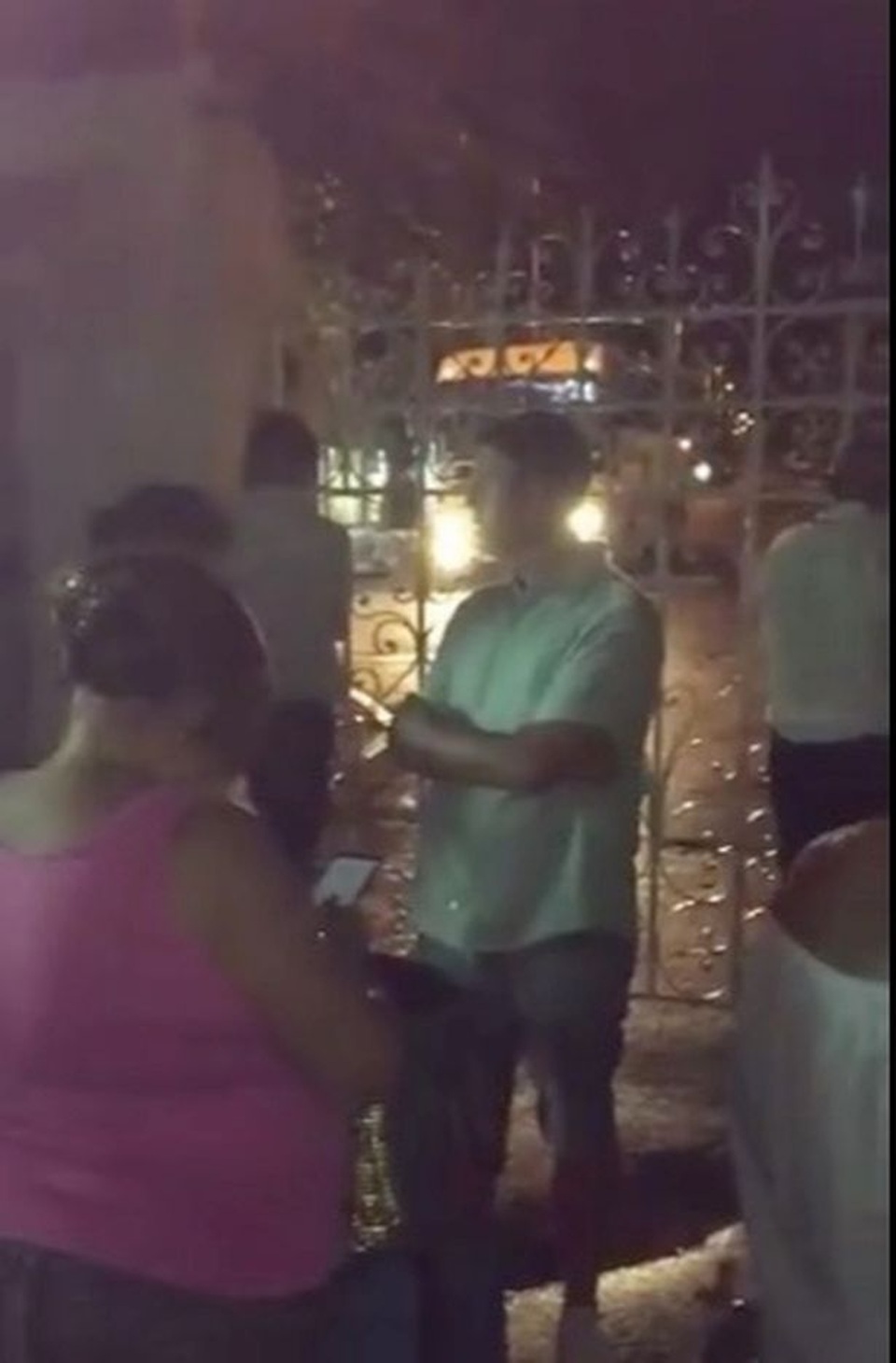 Lo không được trả tiền, khách sạn nhốt 40 du khách làm con tin - 2 Lo không được trả tiền, khách sạn nhốt 40 du khách làm con tin - 2