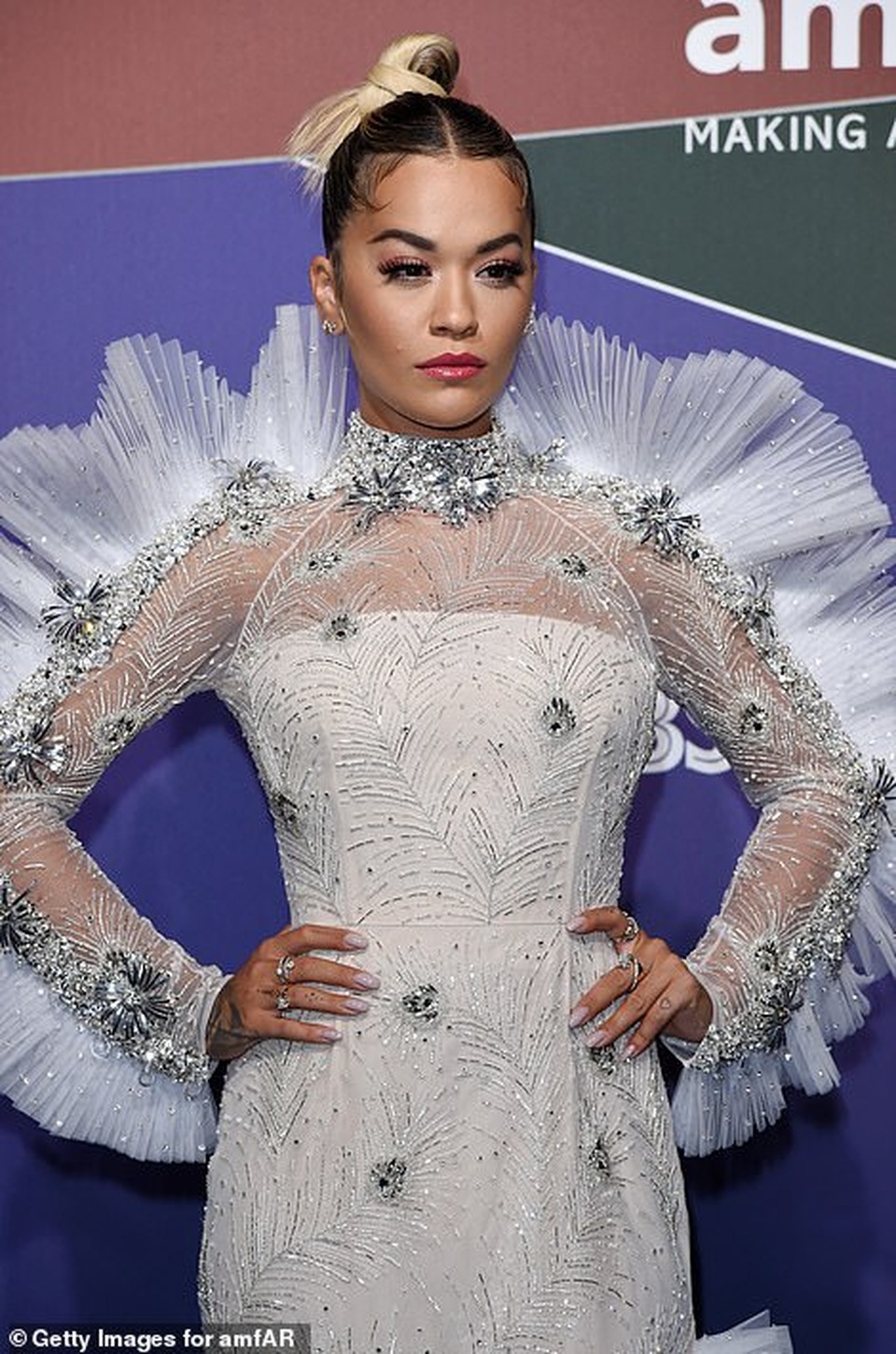 Rita Ora khoe eo săn chắc với váy đỏ rực - 5 Rita Ora khoe eo săn chắc với váy đỏ rực - 5
