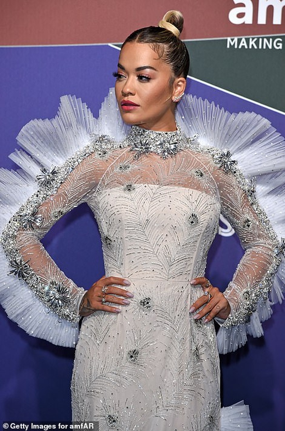 Rita Ora khoe eo săn chắc với váy đỏ rực - 6 Rita Ora khoe eo săn chắc với váy đỏ rực - 6