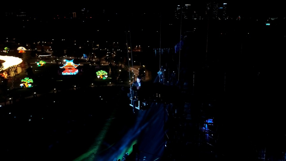 Khán giả vỡ oà với màn biểu diễn Piano bay trong đêm Love Songs Party - 4 Khán giả vỡ oà với màn biểu diễn Piano bay trong đêm Love Songs Party - 4