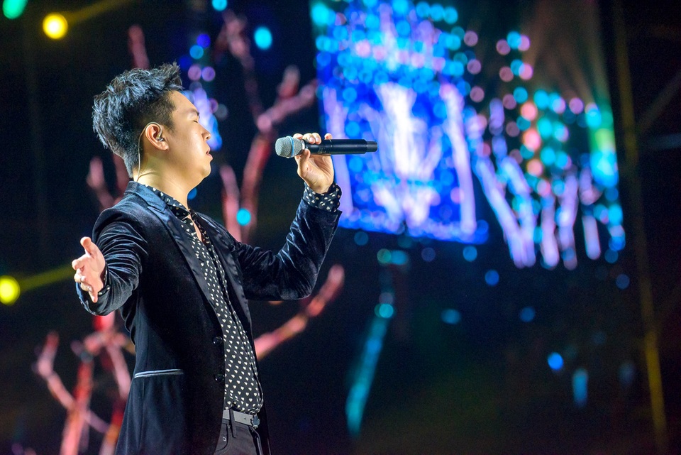 Khán giả vỡ oà với màn biểu diễn Piano bay trong đêm Love Songs Party - 6 Khán giả vỡ oà với màn biểu diễn Piano bay trong đêm Love Songs Party - 6