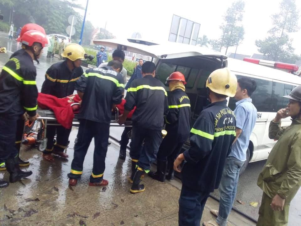 Giải cứu hàng chục người mắc kẹt trong xe khách gặp tai nạn - 2 Giải cứu hàng chục người mắc kẹt trong xe khách gặp tai nạn - 2