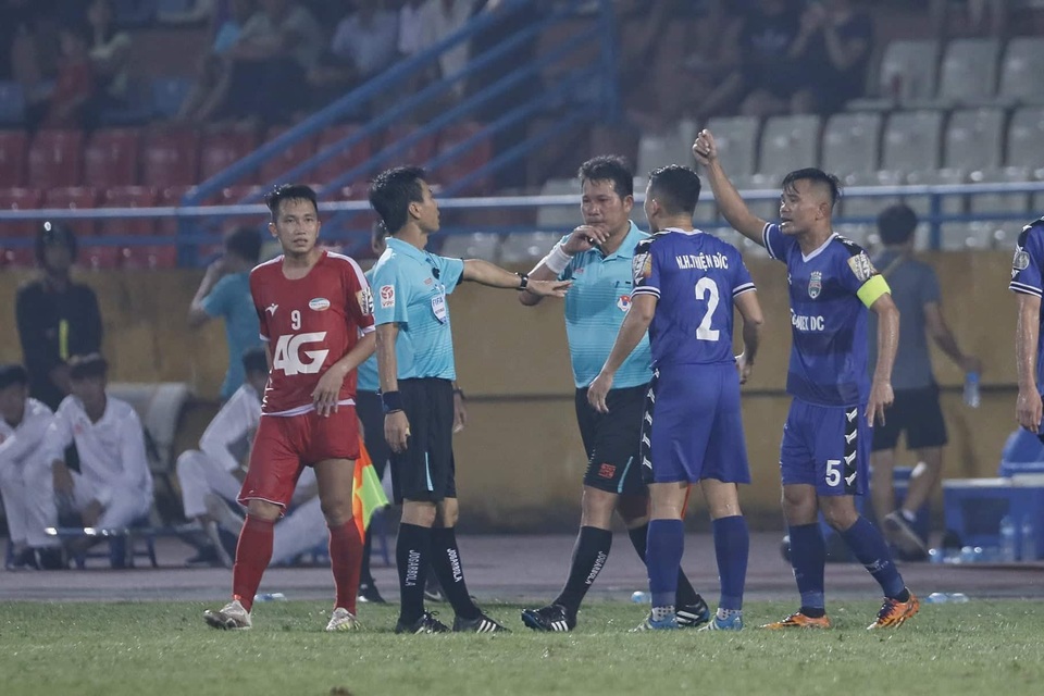 Trọng tài vụ “bẻ còi” ở sân Hàng Đẫy sẽ bị “treo” đến hết V-League 2020? - 1 Trọng tài vụ “bẻ còi” ở sân Hàng Đẫy sẽ bị “treo” đến hết V-League 2020? - 1
