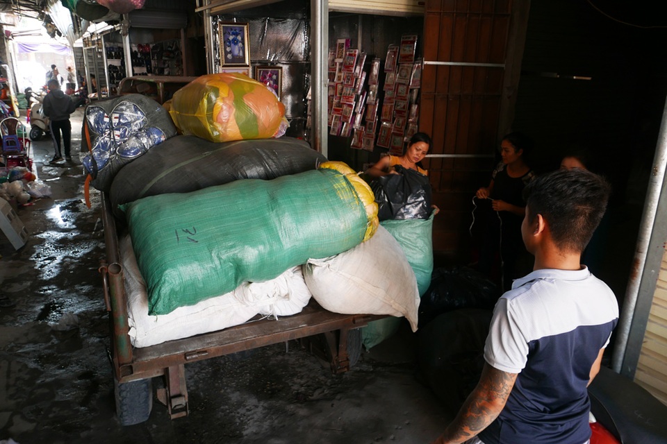 Hà Nội: Chợ Tó tan hoang sau hơn 30 phút hỏa hoạn - 14 Hà Nội: Chợ Tó tan hoang sau hơn 30 phút hỏa hoạn - 14