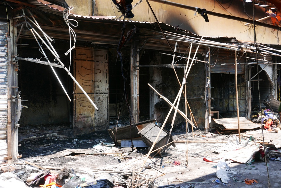 Hà Nội: Chợ Tó tan hoang sau hơn 30 phút hỏa hoạn - 6 Hà Nội: Chợ Tó tan hoang sau hơn 30 phút hỏa hoạn - 6