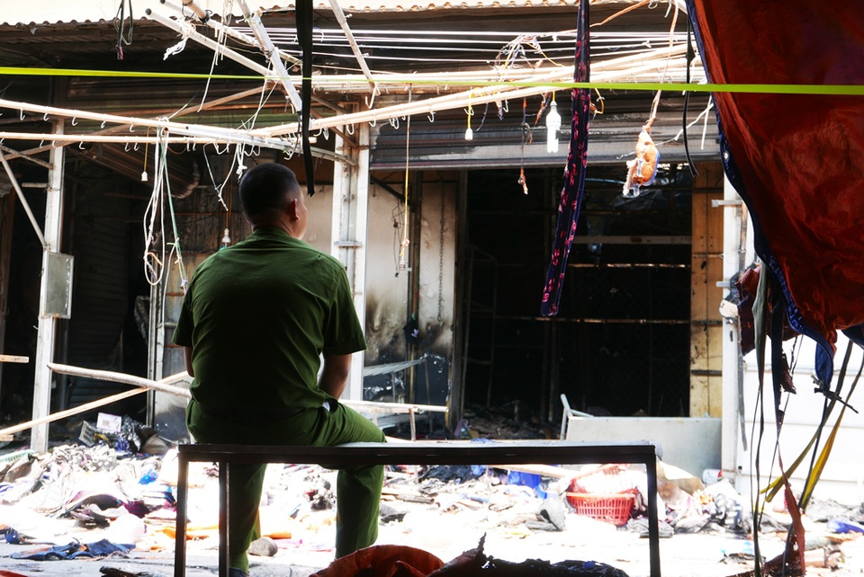 Hà Nội: Chợ Tó tan hoang sau hơn 30 phút hỏa hoạn - 11 Hà Nội: Chợ Tó tan hoang sau hơn 30 phút hỏa hoạn - 11