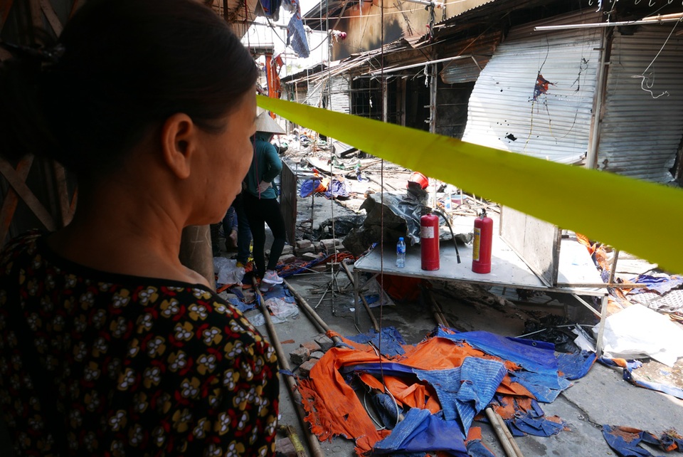 Hà Nội: Chợ Tó tan hoang sau hơn 30 phút hỏa hoạn - 15 Hà Nội: Chợ Tó tan hoang sau hơn 30 phút hỏa hoạn - 15