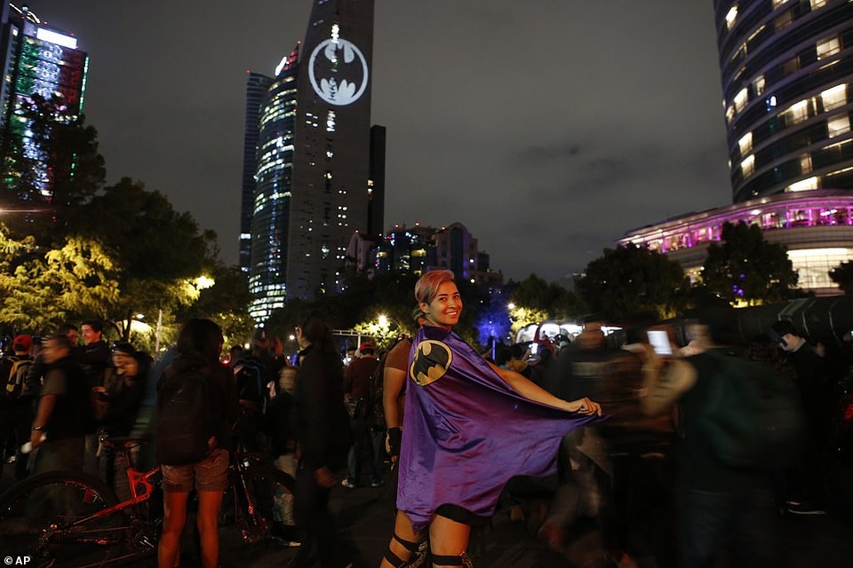 Xem cả thế giới mừng sinh nhật tuổi 80 của Người Dơi - 2 Xem cả thế giới mừng sinh nhật tuổi 80 của Người Dơi - 2