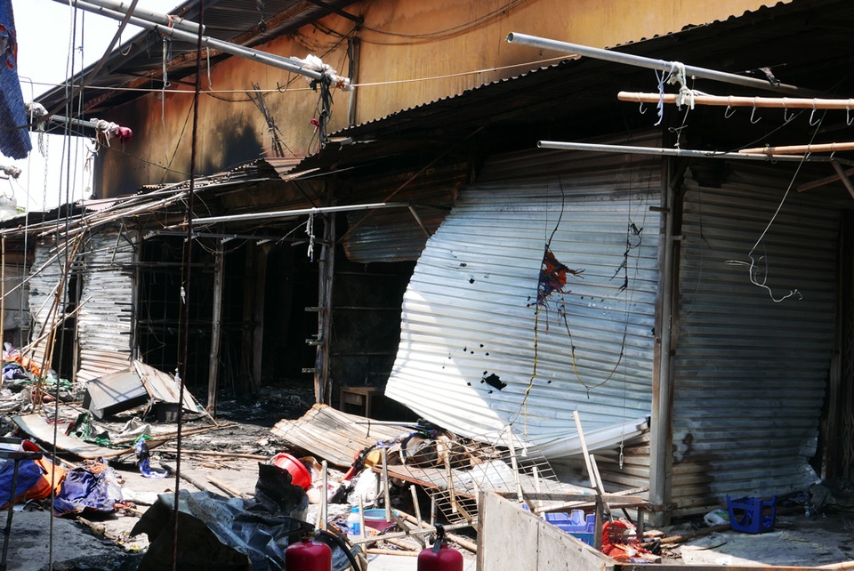 Hà Nội: Chợ Tó tan hoang sau hơn 30 phút hỏa hoạn - 9 Hà Nội: Chợ Tó tan hoang sau hơn 30 phút hỏa hoạn - 9