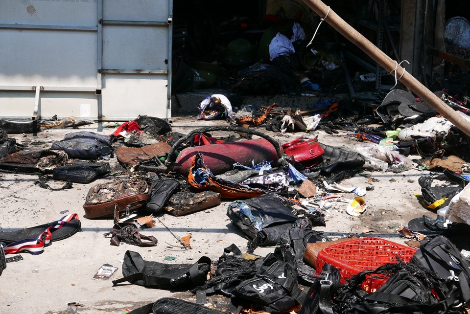 Hà Nội: Chợ Tó tan hoang sau hơn 30 phút hỏa hoạn - 7 Hà Nội: Chợ Tó tan hoang sau hơn 30 phút hỏa hoạn - 7