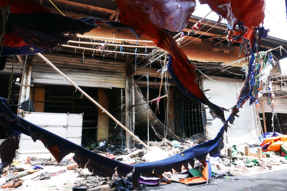 Hà Nội: Chợ Tó tan hoang sau hơn 30 phút hỏa hoạn - 5 Hà Nội: Chợ Tó tan hoang sau hơn 30 phút hỏa hoạn - 5