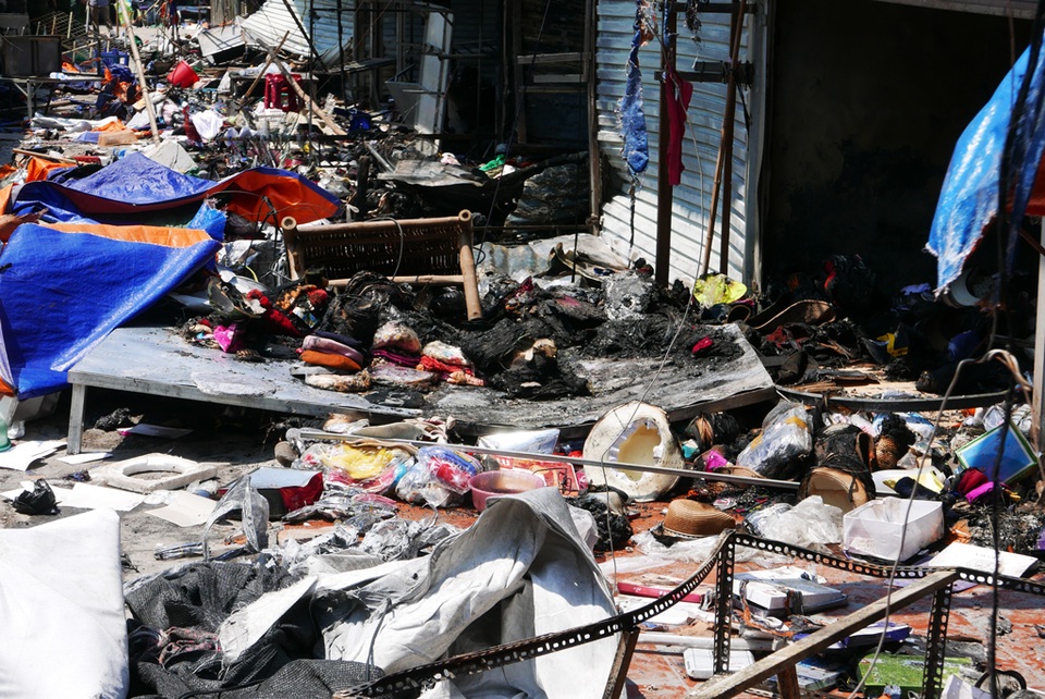 Hà Nội: Chợ Tó tan hoang sau hơn 30 phút hỏa hoạn - 4 Hà Nội: Chợ Tó tan hoang sau hơn 30 phút hỏa hoạn - 4