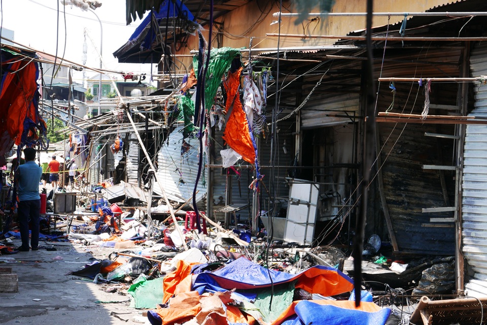 Hà Nội: Chợ Tó tan hoang sau hơn 30 phút hỏa hoạn - 3 Hà Nội: Chợ Tó tan hoang sau hơn 30 phút hỏa hoạn - 3