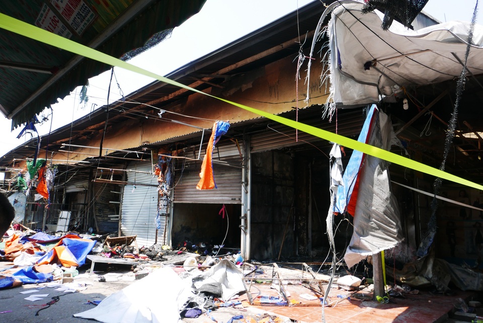 Hà Nội: Chợ Tó tan hoang sau hơn 30 phút hỏa hoạn - 8 Hà Nội: Chợ Tó tan hoang sau hơn 30 phút hỏa hoạn - 8