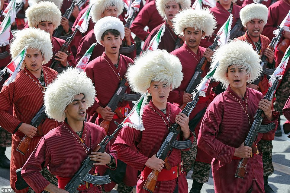 Iran “thị uy” bằng dàn khí tài “khủng” giữa lúc Trung Đông căng thẳng - 5 Iran “thị uy” bằng dàn khí tài “khủng” giữa lúc Trung Đông căng thẳng - 5