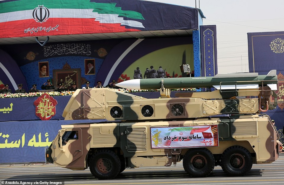 Iran “thị uy” bằng dàn khí tài “khủng” giữa lúc Trung Đông căng thẳng - 3 Iran “thị uy” bằng dàn khí tài “khủng” giữa lúc Trung Đông căng thẳng - 3