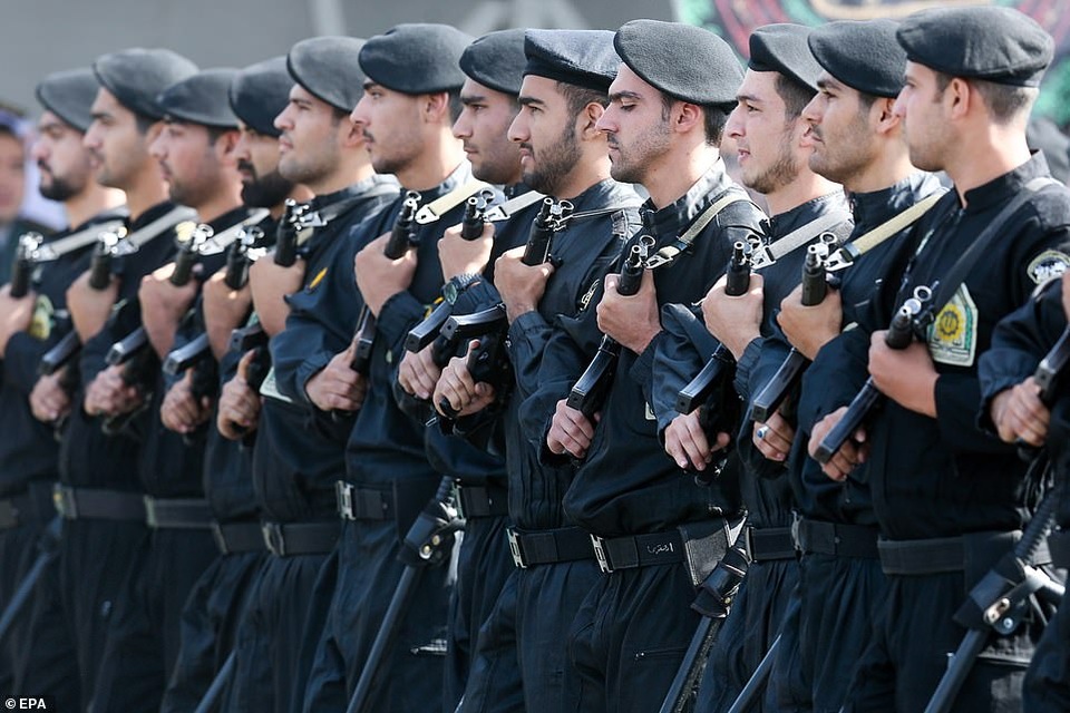 Iran “thị uy” bằng dàn khí tài “khủng” giữa lúc Trung Đông căng thẳng - 1 Iran “thị uy” bằng dàn khí tài “khủng” giữa lúc Trung Đông căng thẳng - 1