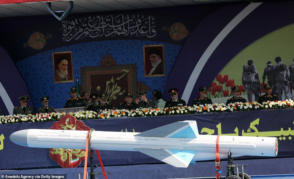 Iran “thị uy” bằng dàn khí tài “khủng” giữa lúc Trung Đông căng thẳng - 7 Iran “thị uy” bằng dàn khí tài “khủng” giữa lúc Trung Đông căng thẳng - 7