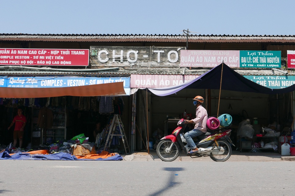 Hà Nội: Chợ Tó tan hoang sau hơn 30 phút hỏa hoạn - 13 Hà Nội: Chợ Tó tan hoang sau hơn 30 phút hỏa hoạn - 13