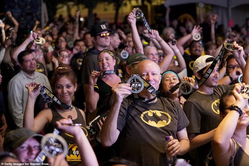 Xem cả thế giới mừng sinh nhật tuổi 80 của Người Dơi - 12 Xem cả thế giới mừng sinh nhật tuổi 80 của Người Dơi - 12