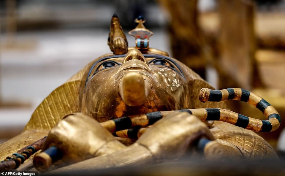 Những hình ảnh đáng kinh ngạc trên quan tài vàng được tìm thấy của Pharaoh Ai Cập Tutankhamun - 1 Những hình ảnh đáng kinh ngạc trên quan tài vàng được tìm thấy của Pharaoh Ai Cập Tutankhamun - 1