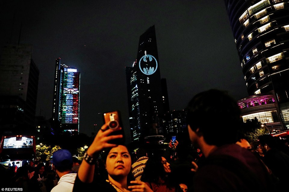 Xem cả thế giới mừng sinh nhật tuổi 80 của Người Dơi - 15 Xem cả thế giới mừng sinh nhật tuổi 80 của Người Dơi - 15