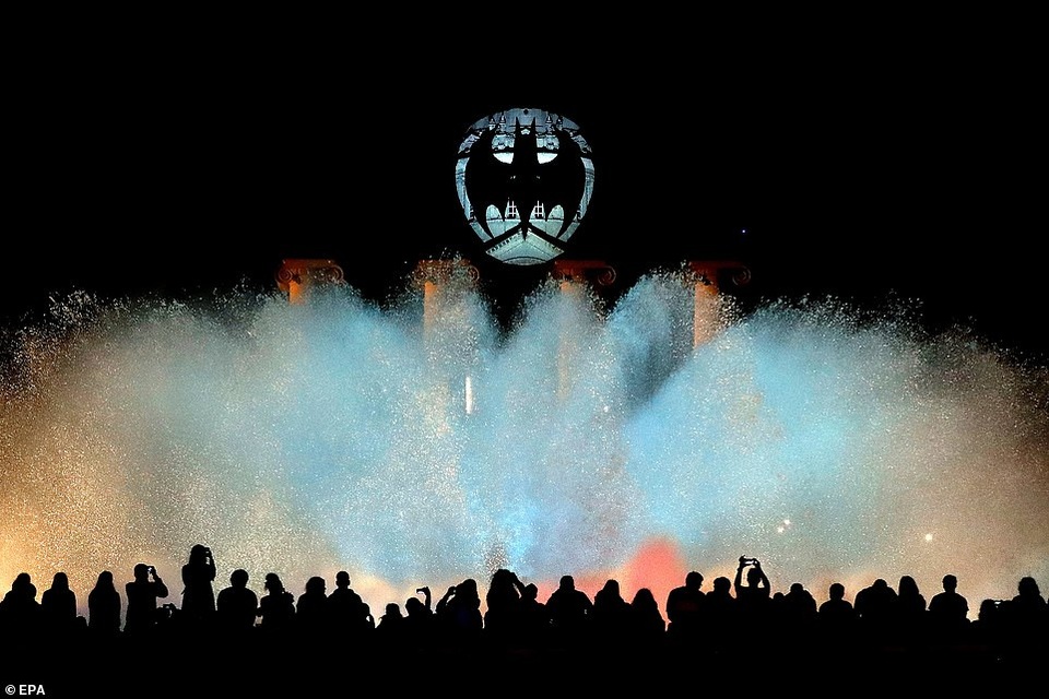 Xem cả thế giới mừng sinh nhật tuổi 80 của Người Dơi - 16 Xem cả thế giới mừng sinh nhật tuổi 80 của Người Dơi - 16