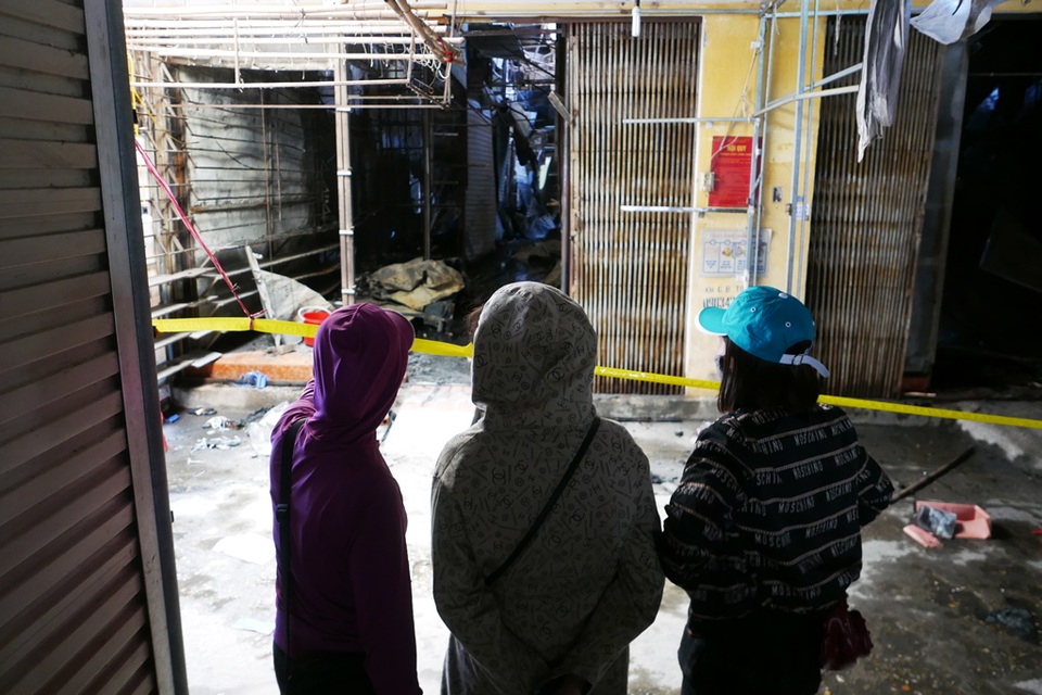 Hà Nội: Chợ Tó tan hoang sau hơn 30 phút hỏa hoạn - 12 Hà Nội: Chợ Tó tan hoang sau hơn 30 phút hỏa hoạn - 12