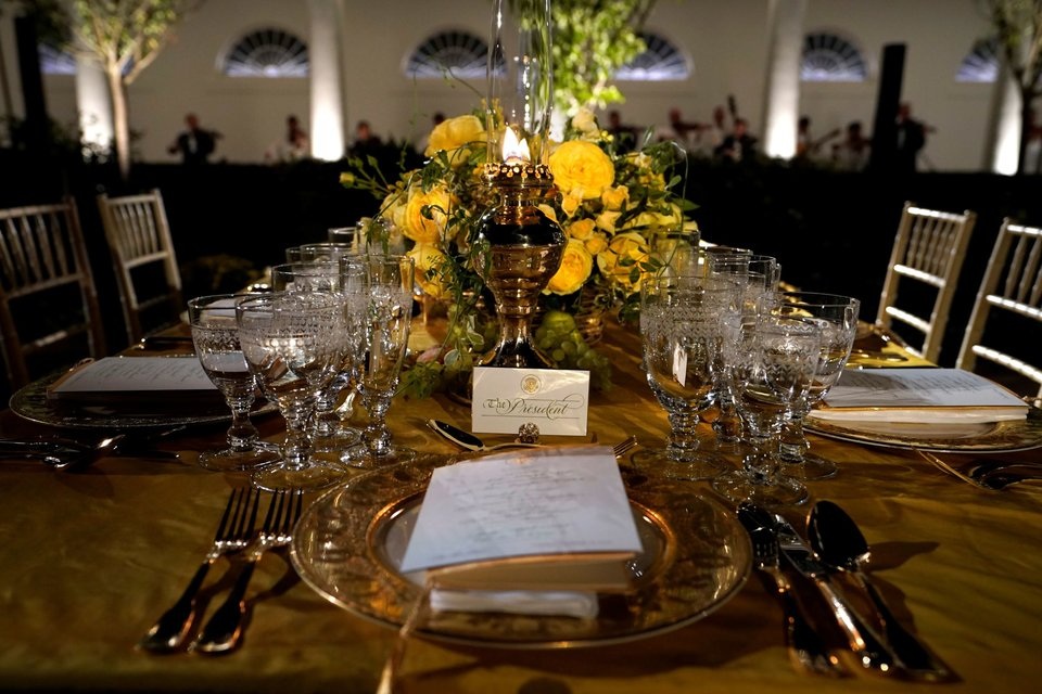 Cử chỉ tình yêu lãng mạn của vợ chồng ông Trump trong quốc yến Nhà Trắng - 2