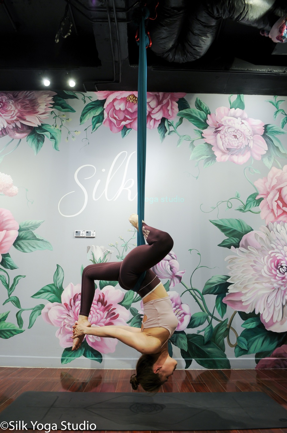 Yoga “bay” đang gây sốt vì sao? - 6