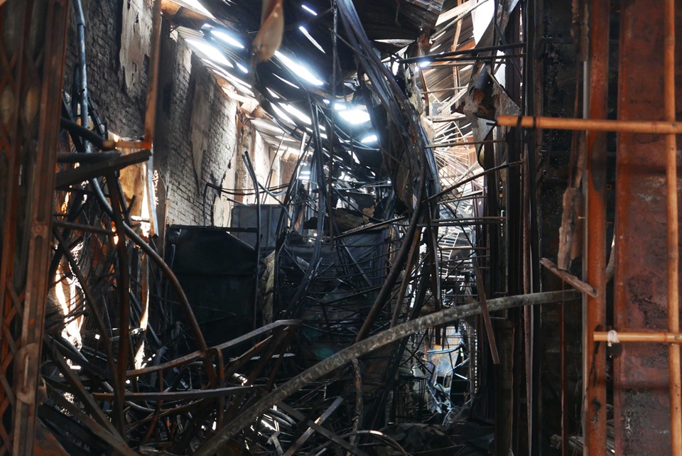 Hà Nội: Chợ Tó tan hoang sau hơn 30 phút hỏa hoạn - 2 Hà Nội: Chợ Tó tan hoang sau hơn 30 phút hỏa hoạn - 2