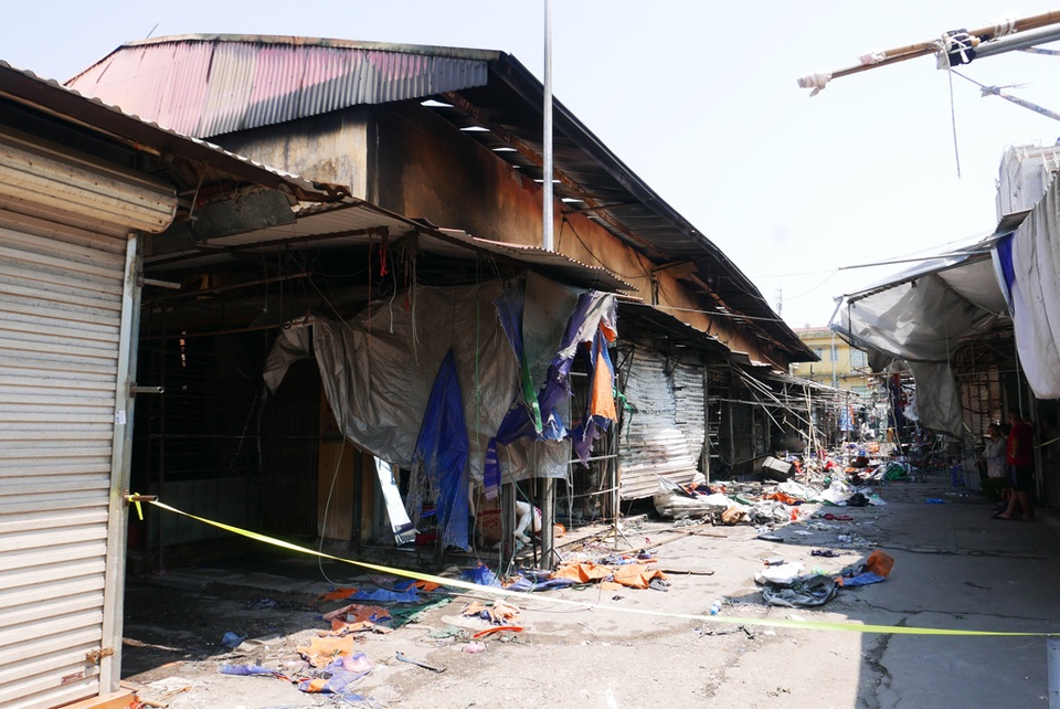 Hà Nội: Chợ Tó tan hoang sau hơn 30 phút hỏa hoạn - 1 Hà Nội: Chợ Tó tan hoang sau hơn 30 phút hỏa hoạn - 1