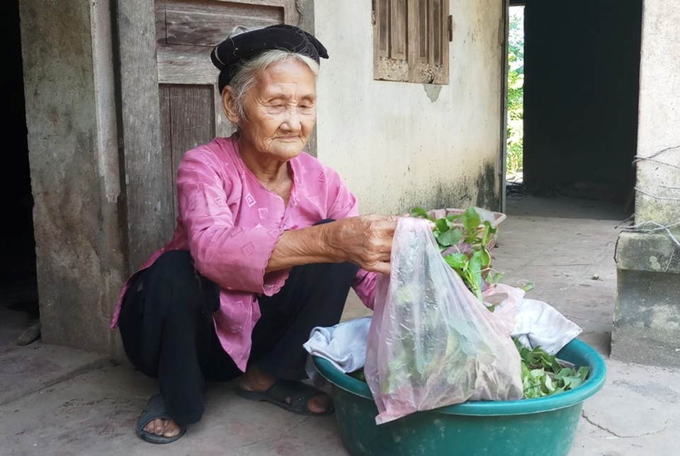 Cụ bà 83 tuổi đạp xe lên xã quyết xin ra khỏi hộ nghèo - 4 Cụ bà 83 tuổi đạp xe lên xã quyết xin ra khỏi hộ nghèo - 4