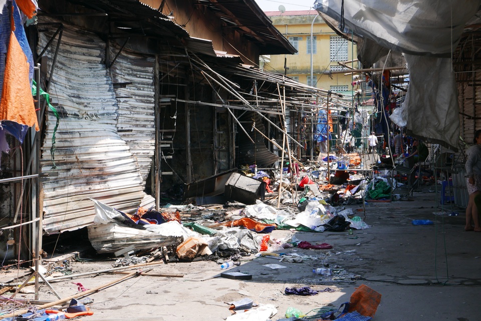 Hà Nội: Chợ Tó tan hoang sau hơn 30 phút hỏa hoạn - 10 Hà Nội: Chợ Tó tan hoang sau hơn 30 phút hỏa hoạn - 10