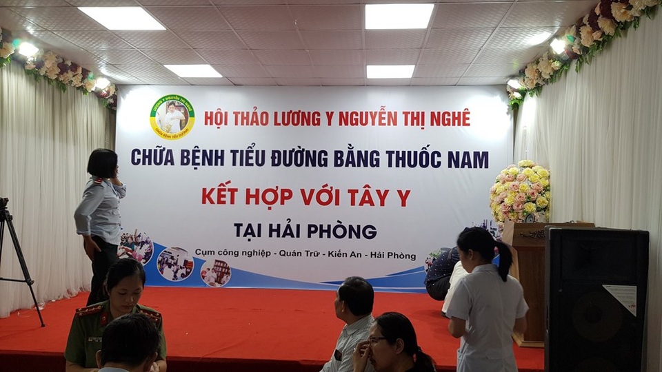 Niêm phong gần 6 tạ thuốc nam bán cho người bệnh tại một hội thảo chui - 1 Niêm phong gần 6 tạ thuốc nam bán cho người bệnh tại một hội thảo chui - 1