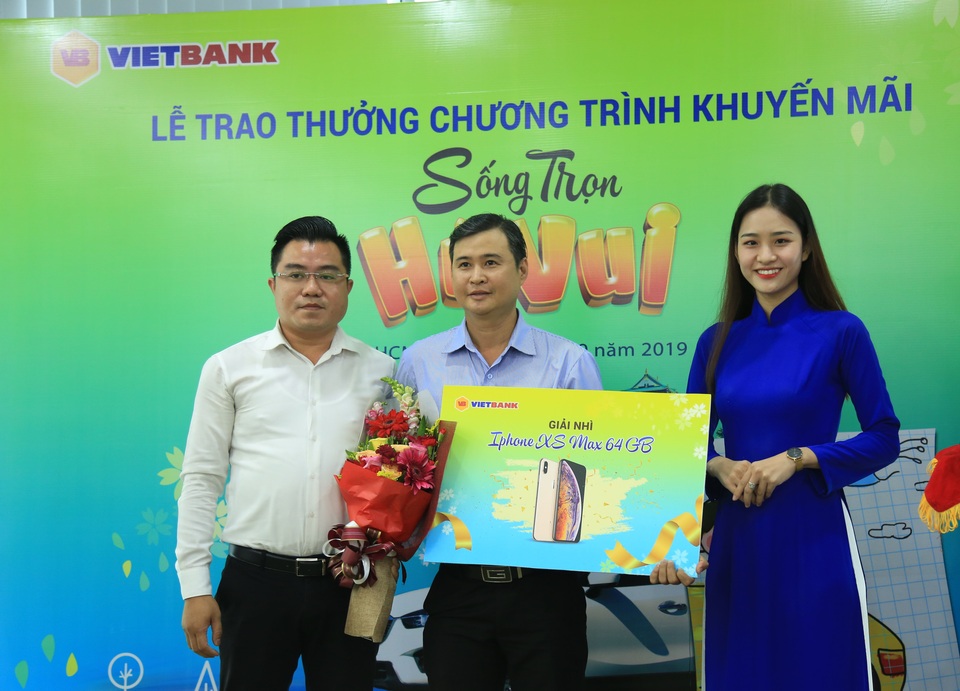 Vietbank trao thưởng xe Mazda cho khách hàng gửi tiết kiệm - 2 Vietbank trao thưởng xe Mazda cho khách hàng gửi tiết kiệm - 2