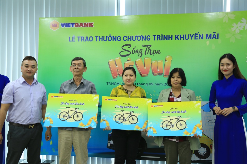 Vietbank trao thưởng xe Mazda cho khách hàng gửi tiết kiệm - 3 Vietbank trao thưởng xe Mazda cho khách hàng gửi tiết kiệm - 3