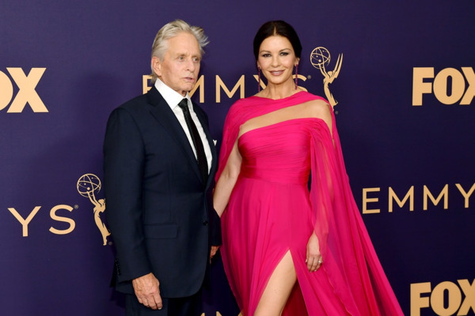 Catherine Zeta-Jones rực rỡ váy hồng bên chồng U80 - 10 Catherine Zeta-Jones rực rỡ váy hồng bên chồng U80 - 10