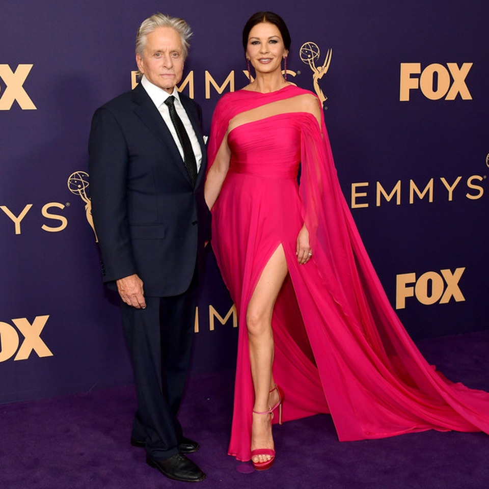 Catherine Zeta-Jones rực rỡ váy hồng bên chồng U80 - 2 Catherine Zeta-Jones rực rỡ váy hồng bên chồng U80 - 2