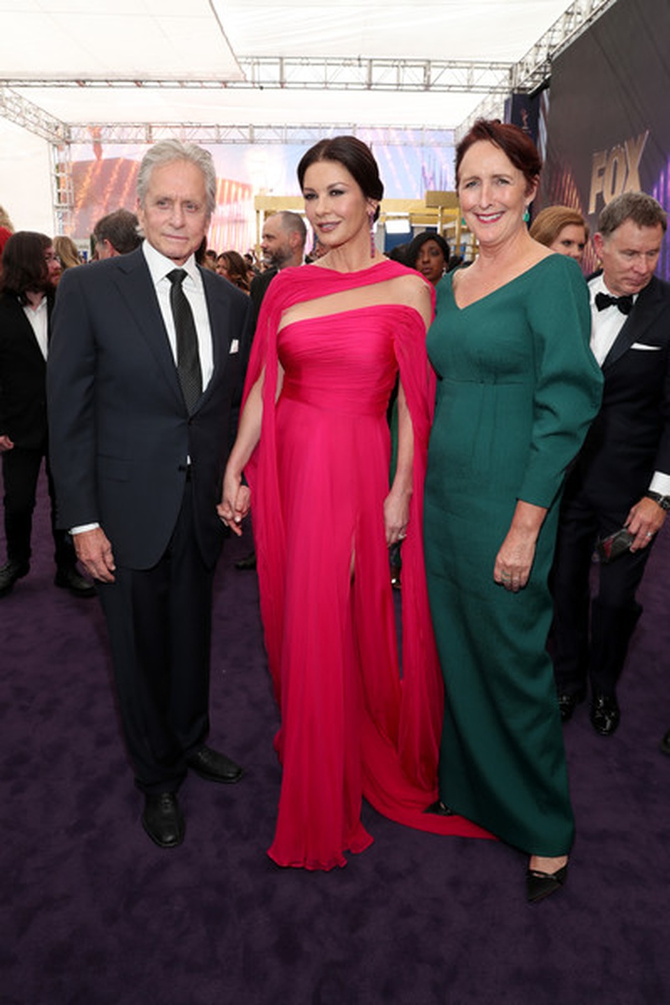 Catherine Zeta-Jones rực rỡ váy hồng bên chồng U80 - 5 Catherine Zeta-Jones rực rỡ váy hồng bên chồng U80 - 5