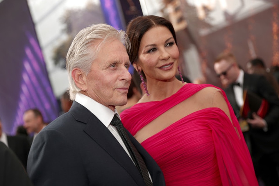 Catherine Zeta-Jones rực rỡ váy hồng bên chồng U80 - 11 Catherine Zeta-Jones rực rỡ váy hồng bên chồng U80 - 11