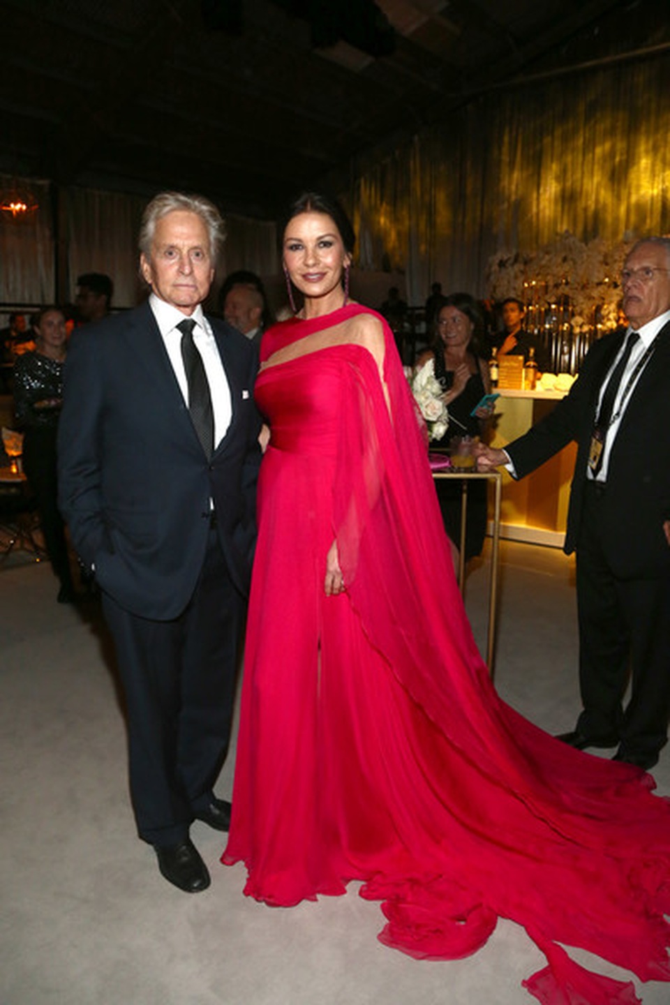 Catherine Zeta-Jones rực rỡ váy hồng bên chồng U80 - 4 Catherine Zeta-Jones rực rỡ váy hồng bên chồng U80 - 4