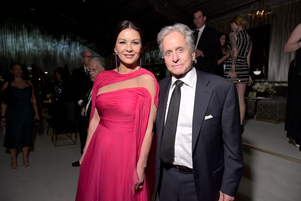 Catherine Zeta-Jones rực rỡ váy hồng bên chồng U80 - 7 Catherine Zeta-Jones rực rỡ váy hồng bên chồng U80 - 7