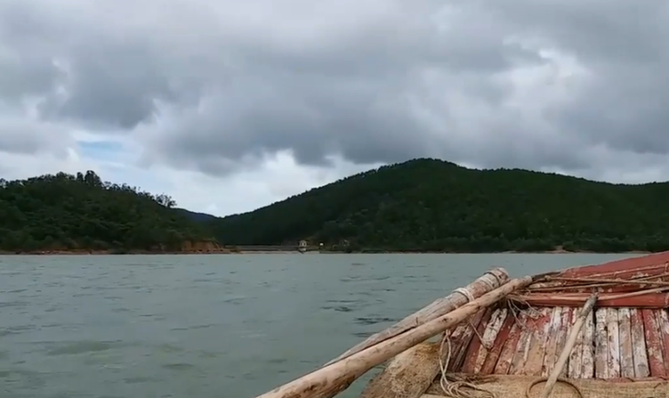 Đưa con đi khám bệnh, 2 vợ chồng gặp nạn tử vong - 2 Đưa con đi khám bệnh, 2 vợ chồng gặp nạn tử vong - 2