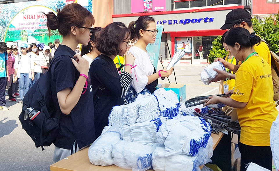 Hơn 1.000 bạn trẻ Hà Nội chung tay dọn dẹp các bãi rác tự phát - 3