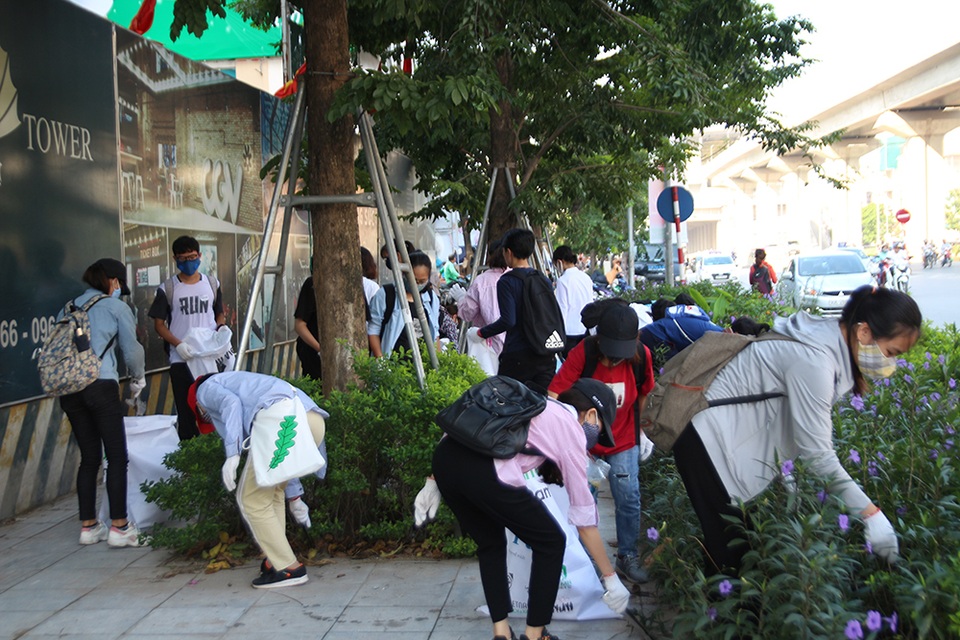 Hơn 1.000 bạn trẻ Hà Nội chung tay dọn dẹp các bãi rác tự phát - 1