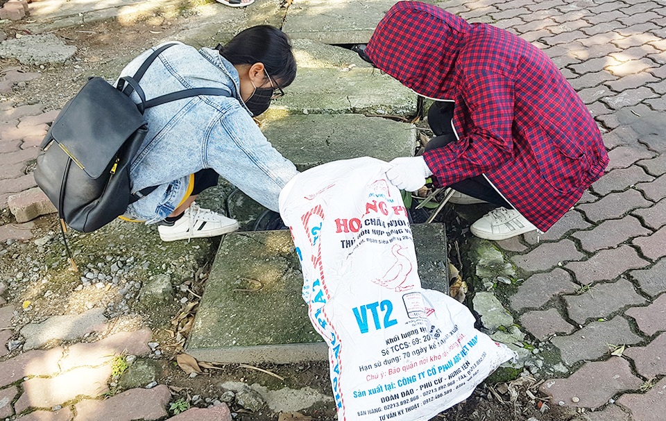 Hơn 1.000 bạn trẻ Hà Nội chung tay dọn dẹp các bãi rác tự phát - 5